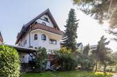 Hausansicht vom Garten - Zwei große Häuser (sehr guter Zustand) im Doppelhaus-Stil mit Tageslichtbädern und einladendem Pool