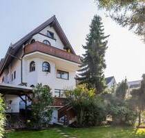 Zwei große Häuser (sehr guter Zustand) im Doppelhaus-Stil mit Tageslichtbädern und einladendem Pool - Bischofsheim