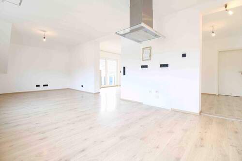 Küche - Zwei Wohneinheiten, ein Eigentum: Modernisierte Doppelhaushälfte im Herzen von Selters