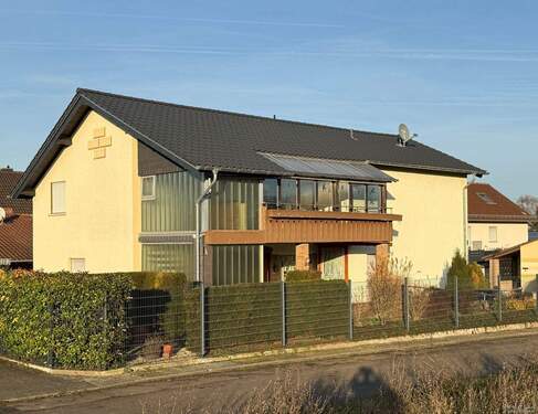 25-CPVH-466 - Großzügiges Zweifamilienhaus mit Garten und Doppelgarage in Feldrandlage