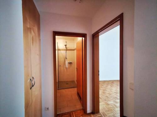 Flur mit Einbauschrank (links) original - 