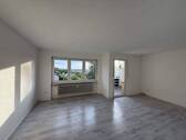 Freundlicher Wohnbereich und Zugang Südwestloggia - Provisionsfrei & bezugsfähig! Nette 3-Zimmer-Wohnung mit Südwestloggia, ca. 77,6 qm im 1.OG in ruhiger Hanglage