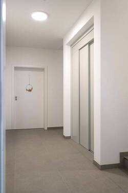 Flur mit Treppenhaus - 