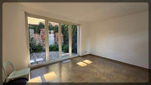 große Fensterflächen zum Hof - 