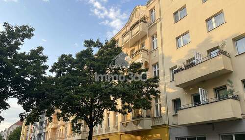 sanierter Altbau außen - 