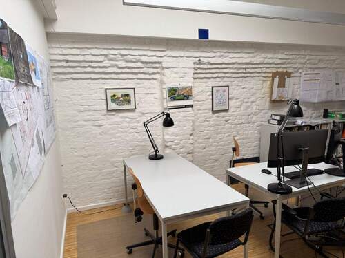 Schreibtischplätze - Ein Arbeitsplatz in altem Fabrikgebäude mitten in Berlin-Moabit - All-in-Miete