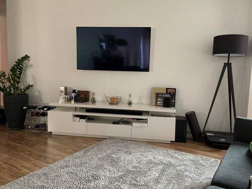 Sideboard und TV - 2 Zimmer Etagenwohnung in Korb