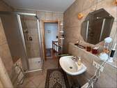 Badezimmer mit Dusche im Obergeschoss - 
