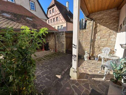 Innenhof mit überdachtem Sitzplatz - 