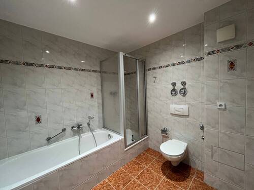 Bad mit Wanne und Dusche.jpg - 2 Zimmer Etagenwohnung in Chemnitz