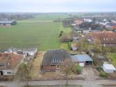 Drohnenansicht Straßenseite - 7 Zimmer Einfamilienhaus zum Kaufen in Weyhe / Leeste