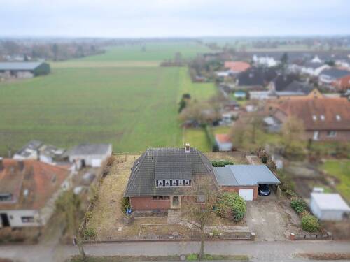 Drohnenansicht Straßenseite - 7 Zimmer Einfamilienhaus zum Kaufen in Weyhe / Leeste