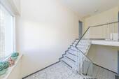 Treppenhaus und Wohnungstür - 3 Zimmer Etagenwohnung zum Kaufen in Rendsburg