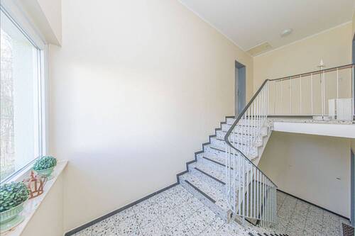 Treppenhaus und Wohnungstür - 3 Zimmer Etagenwohnung zum Kaufen in Rendsburg