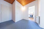 Flur und Blick zur Küche - Etagenwohnung mit 87,40 m&sup2; in Rendsburg zum Kaufen