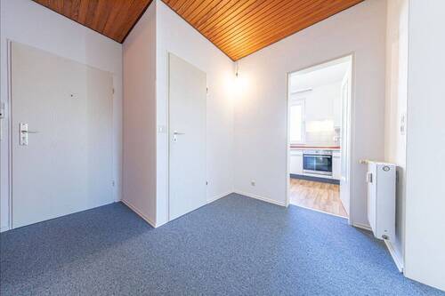 Flur und Blick zur Küche - Etagenwohnung mit 87,40 m&sup2; in Rendsburg zum Kaufen