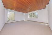 Wohnzimmer mit Zugang zur Loggia - 
