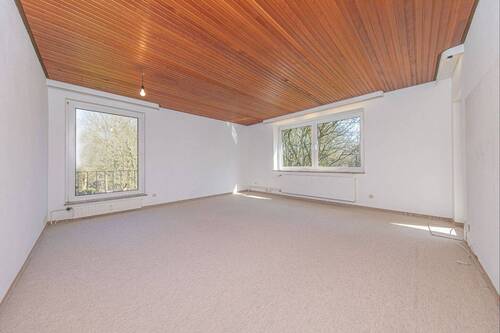 Wohnzimmer mit Zugang zur Loggia - 