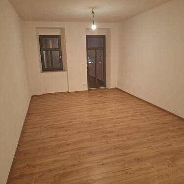 Wohnzimmer mit anliegender Terrasse zum Hof - 2 Zimmer Etagenwohnung zur Miete in Bischofswerda