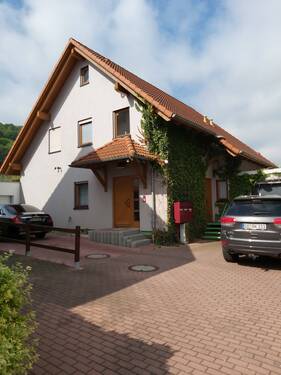 Hausansicht.jpg - 3-Raumwohnung - UG - auf der Hellmuth-Heinz-Str. 26 in 1705 -Freital
