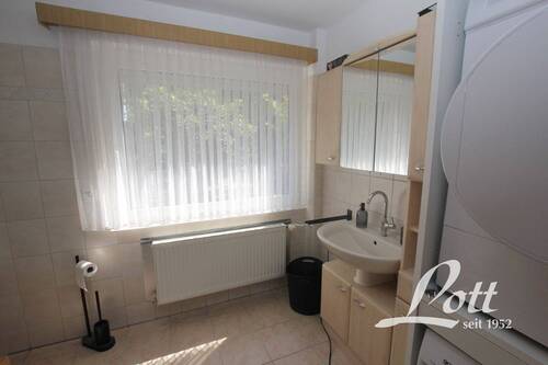 modernisiertes Badezimmer im Erdgeschoss - 