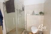 modernisiertes Badezimmer im Erdgeschoss - 