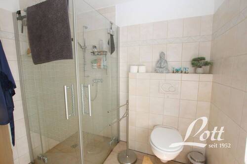 modernisiertes Badezimmer im Erdgeschoss - 