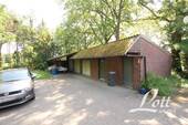 Nebengebäude mit Garagen - 