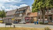 Außenansicht 1 - MFH mit 8 Wohneinheiten, Gewerbeeinheit und Entwicklungspotenzial auf großem Grundstück