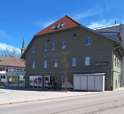 Blick auf den PKW - Parkplatz - 2 Zimmer Etagenwohnung in Titisee-Neustadt