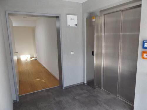 Treppenhaus mit Personenaufzug - 