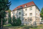 Hausansicht - Großzügige 2-Raum-Altbauwohnung mit Balkon