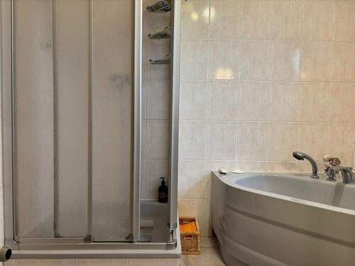 Bad mit Wanne & Dusche - EG - 