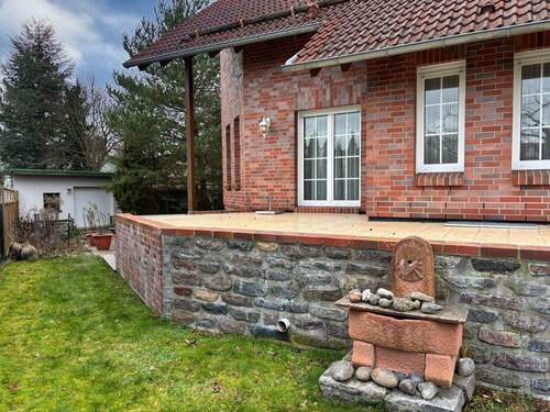 Rückansicht mit Terrasse - 