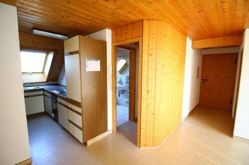 Eingangsbereich und Küchenansicht - 3 Zimmer Etagenwohnung in Wilhelmsdorf