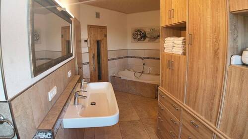 Badezimmer mit Schränke - 