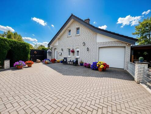 Eingang - (KI generiert) - Luxus trifft Lebensqualität - Wohnen am Alfsee mit Sonnenenergie und Wohlfühlgarantie