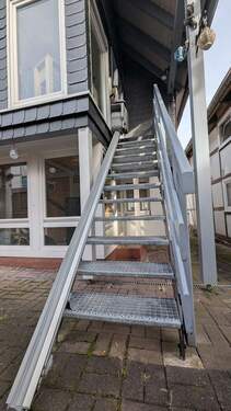 Außentreppe mit Lift - 7 Zimmer Mehrfamilienhaus, Wohnhaus zum Kaufen in Reinhardshagen
