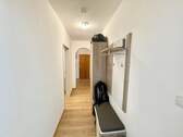 Flur mit vielen Stellflächen ähnlich - 