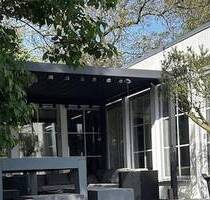 Elegantes Haus im Bungalow-Stil mit großem Grundstück, Nebengelass und Pool in Altglienicke - Berlin