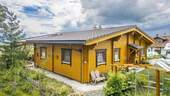 Nordost-Ansicht - Gemütlich und Energieeffizient - Massiver Blockhaustraum für die junge Familie