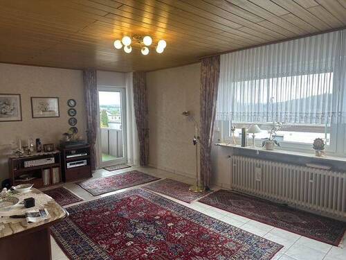 Wohnzimmer mit Ausgang auf Balkon - 