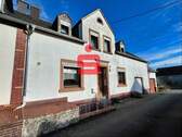 Vorderseite - Einfamilienhaus mit Garage - 135.000,00 EUR Kaufpreis, ca.  113,00 m² Wohnfläche