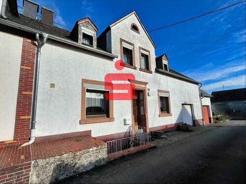 Vorderseite - Einfamilienhaus mit Garage - 135.000,00 EUR Kaufpreis, ca.  113,00 m² Wohnfläche