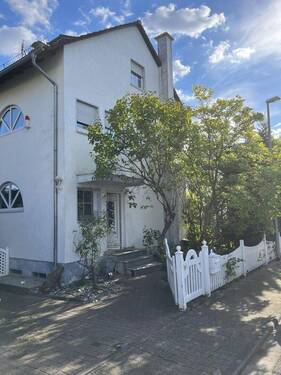 Hausansicht Eingang Nord - 6 Zimmer Einfamilienhaus zum Kaufen in Hattersheim Okriftel