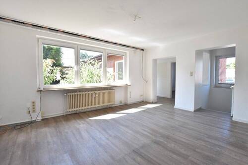 Eingangsbereich / Durchgangsbüro 1 (EG) - Lichtdurchflutete Bürofläche im Erdgeschoss und Souterrain mit PKW-Stellplätzen