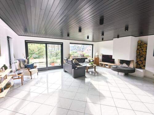 Wohnbereich mit Kamin und Balkon - 3 Zimmer Etagenwohnung in Grevenbroich / Langwaden