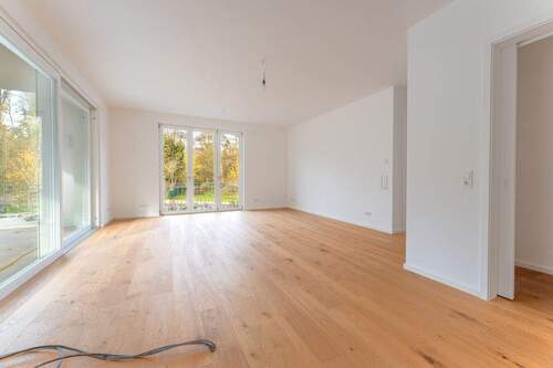 Blick von der Küche mit Abstellkammer in den Wohnbereich - 