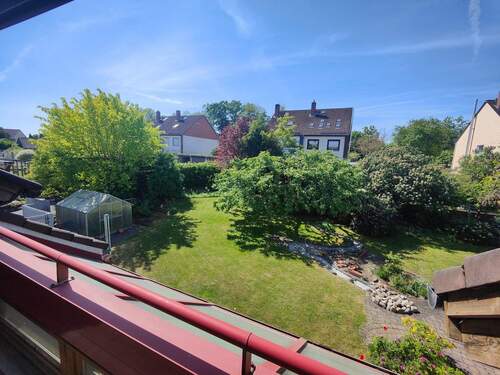 Blick vom Balkon in den Garten - 