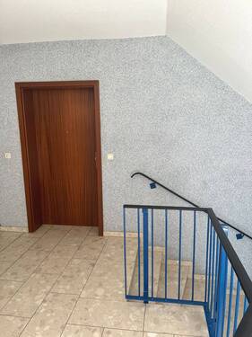 Treppenhaus / Wohnungseingang - Etagenwohnung in Neuhaus am Rennweg zum Kaufen